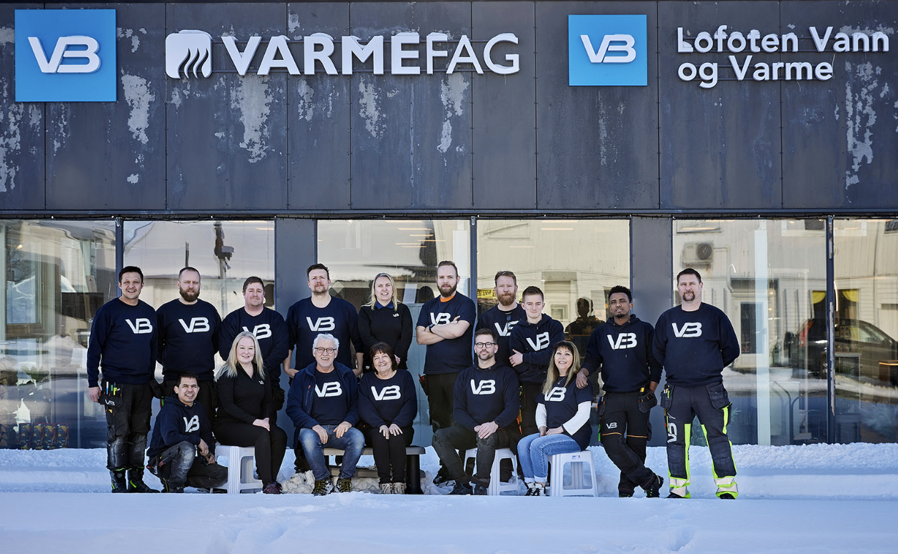 Lofoten Vann og Varme samlet utenfor lokalene i Leknes.